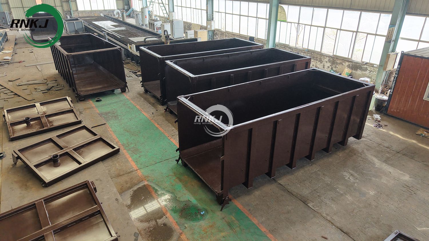 Hook lift bin Hook lift bin