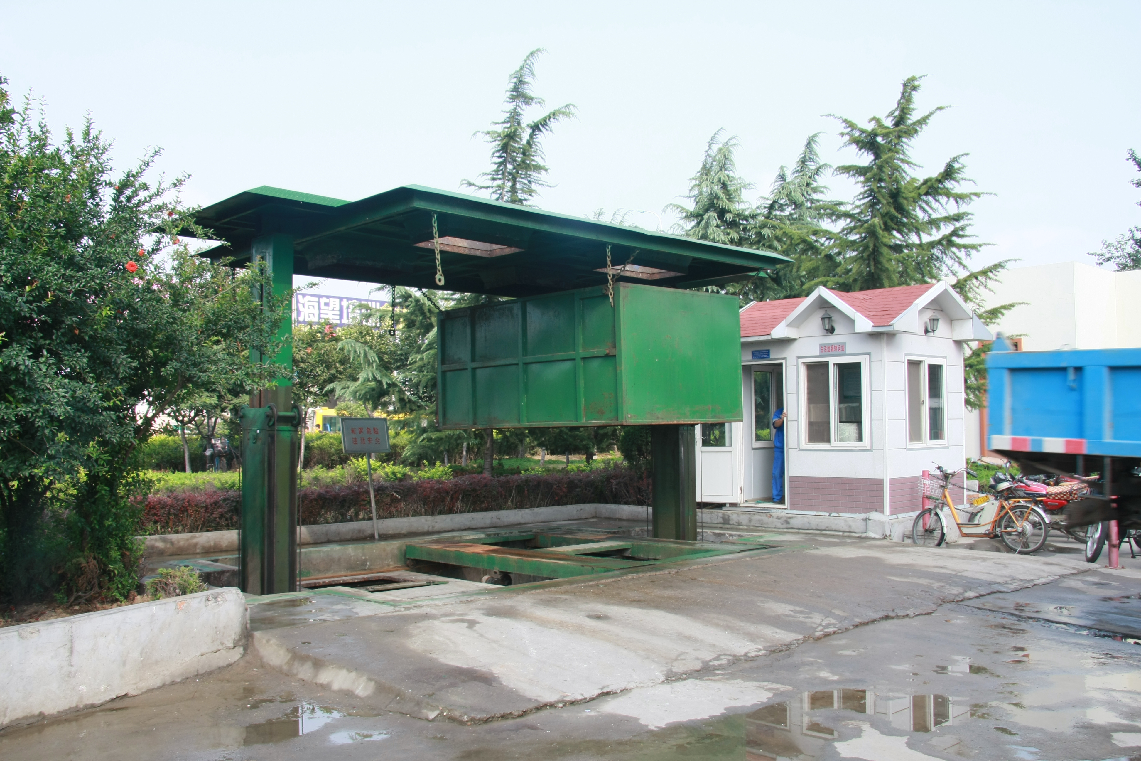 Unpowered Garbage Compression Station