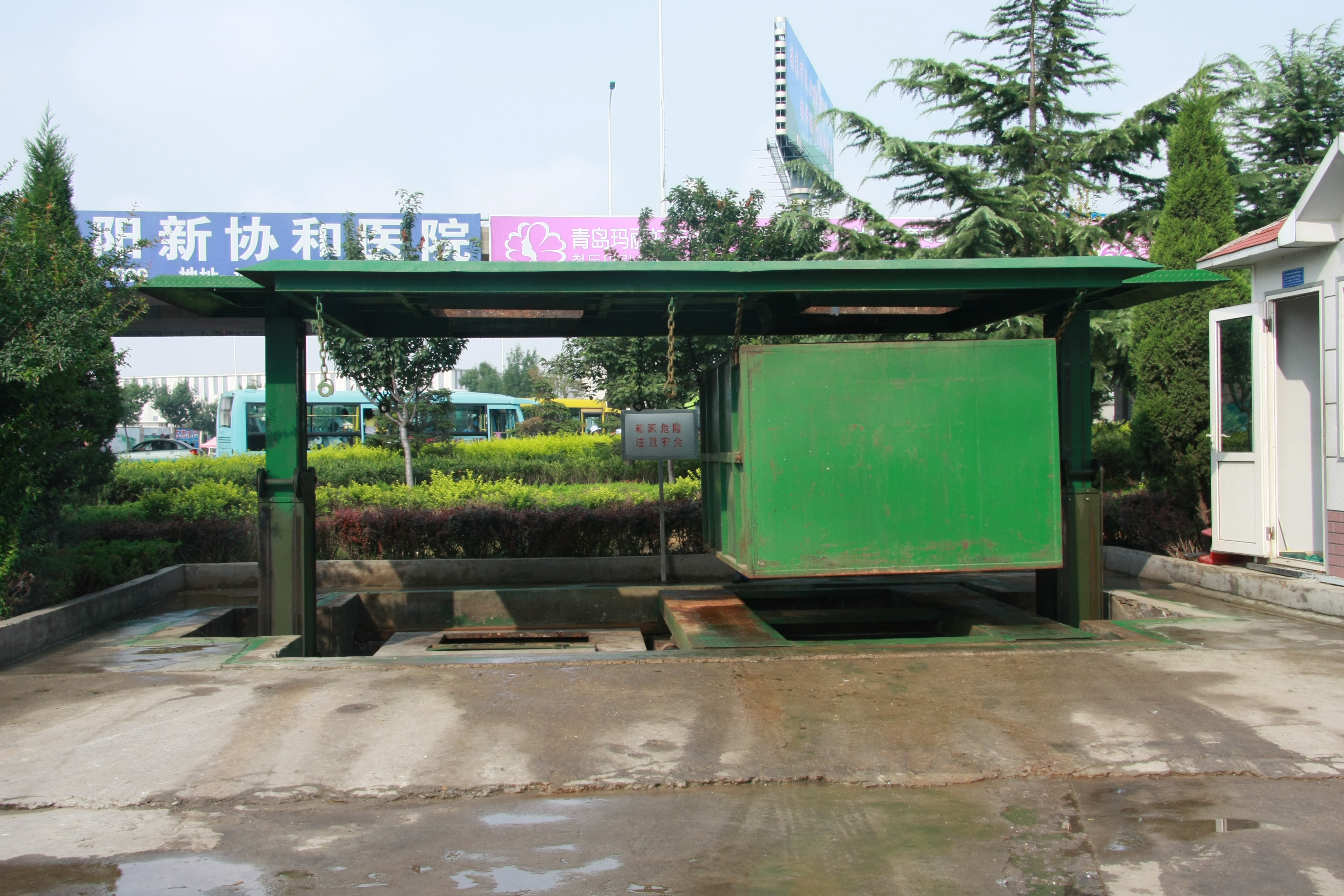 Unpowered Garbage Compression Station