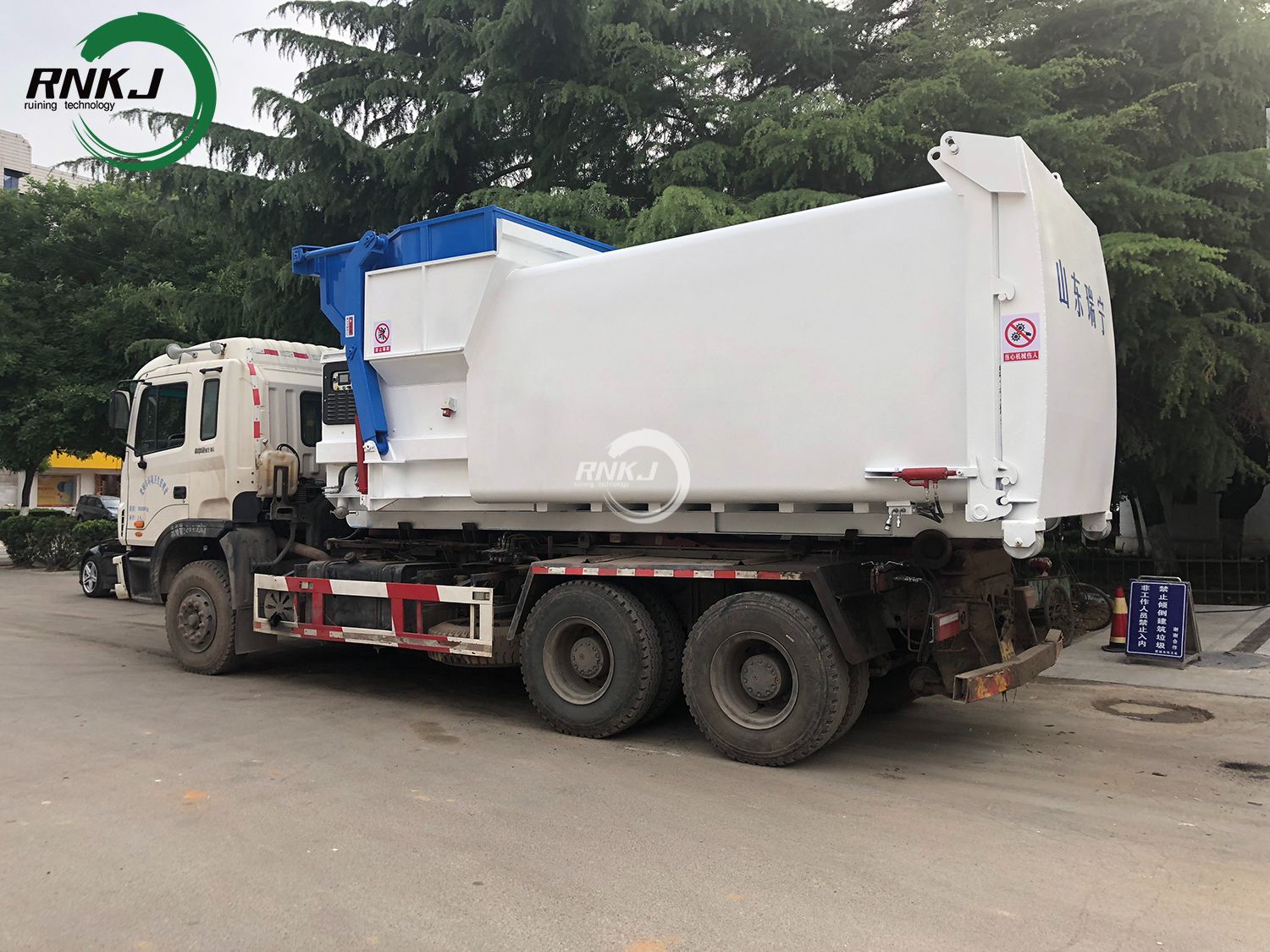 Mobile Garbage Compactor